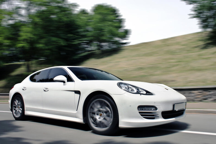 Der Porschefahrer ist nach der Aktion seinen Führerschein für zwei Monate los (Symbolbild).