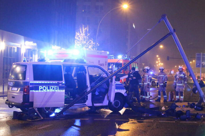 Auch die Ampel wurde schwer beschädigt.