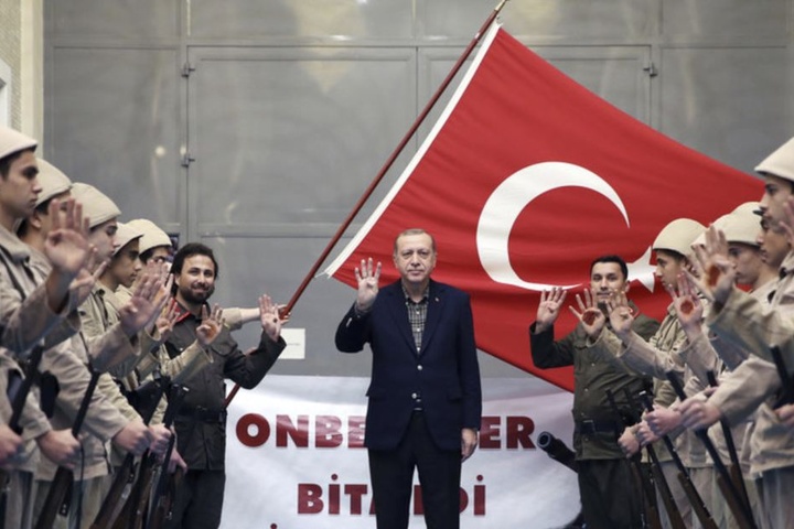 In der Türkei zeigt der Präsident bei jeder Gelegenheit den Rabia-Gruß. Hier mit Soldaten, die ebenfalls mitmachen.