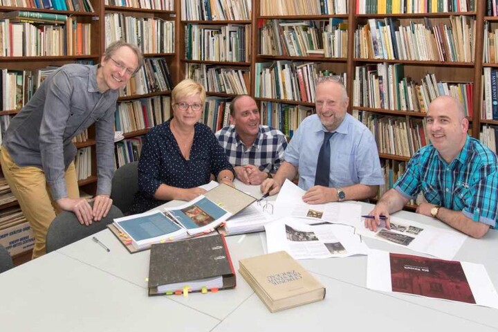 Kulturamtsleiter Michael Löffler (2.v.r.) vollendet mit seinem Team gerade den dritten Band der neuen Stadtchronik.