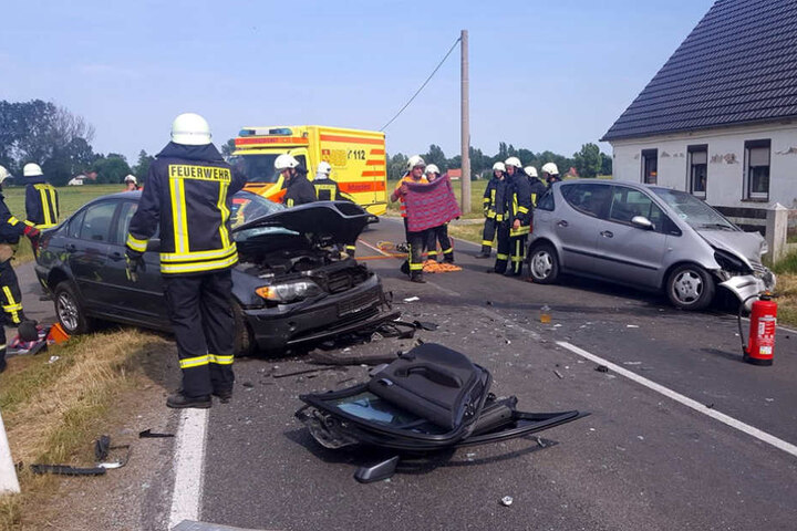 Die Fahrer sollen sich schwer verletzt haben.