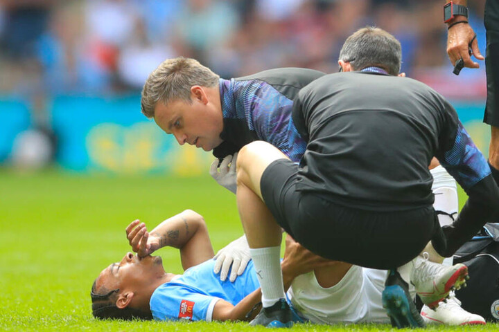 Der Moment, der den Transfer zum FC Bayern im Sommer 2019 platzen ließ. Leroy Sané liegt verletzt auf dem Rasen. Später wird bei ihm ein Kreuzbandriss diagnostiziert.
