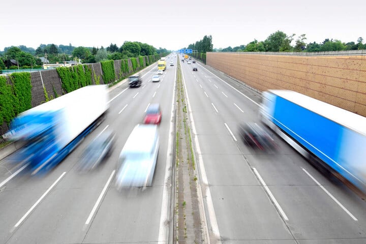 Hier auf Höhe der Anschlussstelle Stubenrauchstraße haben die Berliner Autobahnpolizisten die Verfolgung des Rasers aufgenommen. (Archiv)