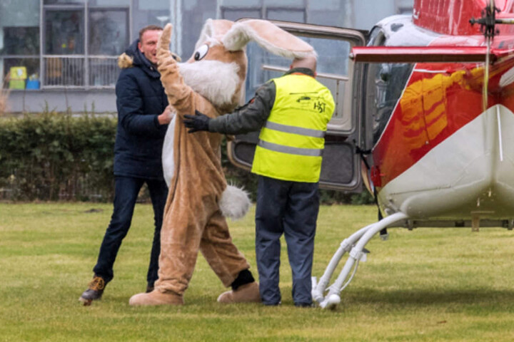 Mal etwas anderes: Der Osterhase kam nicht angehoppelt, sondern mit dem Hubschrauber.