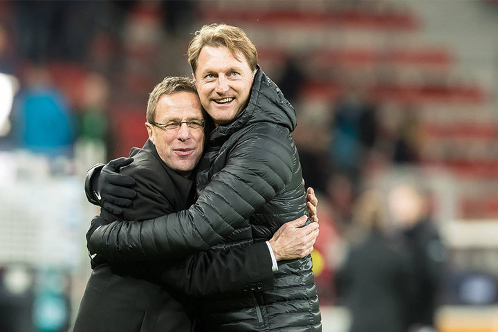 Kuschelstimmung bei den Leipzigern: Ralf Rangnick und Trainer Ralph Hasenhüttl freuten sich über den 2:0-Sieg über Berlin am Samstag.
