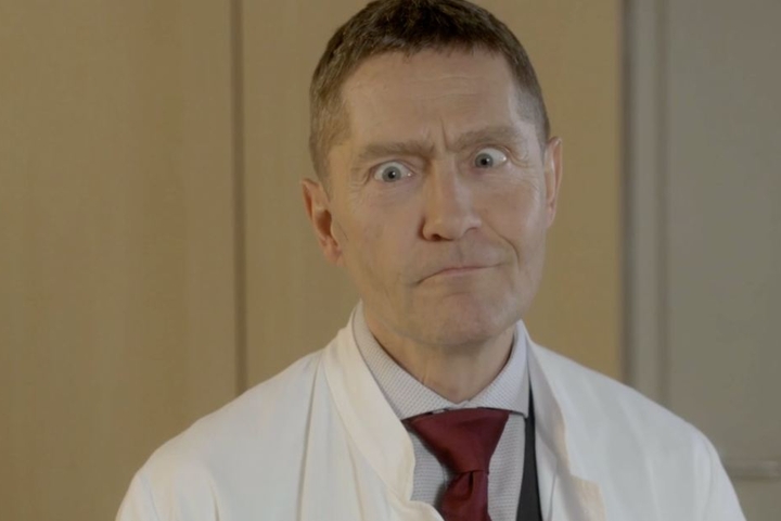 Dr. Rolf Kaminski (Udo Schenk) beim Albern am Set.