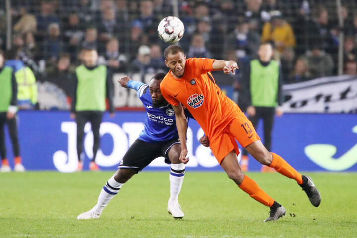 Louis Samson behauptet (r.) den Ball gegen die Auerbacher Marcel Schlosser (l.) und Thomas Stock. Der Test im Vogtland war sein erstes Spiel seit seinem Fußbruch.