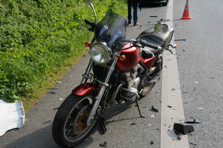 Der Motorradfahrer konnte gerade noch ausweichen, sprang von seinem Bike und wurde dabei verletzt.