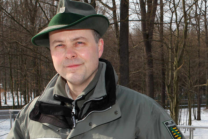 Markus Biernath (51) vom Staatsbetrieb Sachsenforst leitet den Forstbezirk Dresden, zu dem das Wildgehege Moritzburg gehört.