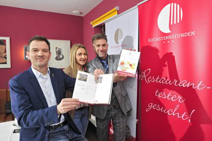 Gernot Roßner (47, "Heck-Art",v.l.), Katrin Kastell (53, "Chemnitz Spezial") und Kochsternstunden-Erfinder Clemens Lutz (48) wollen beweisen, dass Chemnitz Dresden und Leipzig kulinarisch in nichts nachsteht.