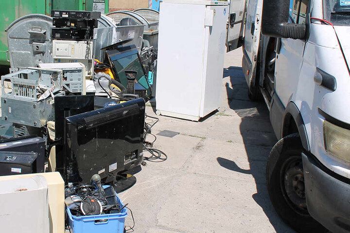 Der Iveco-Fahrer hatte jede Menge Schrott, darunter auch einen Kühlschrank geladen.