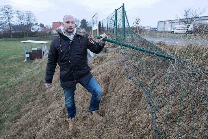 Durch diesen Zaun brachen die Vandalen zum Sportverein durch.