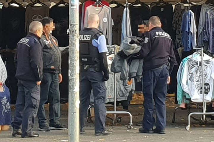 So wie hier wenige Tage zuvor hat die Polizei auch diesen Marktstand im Treptower Baumschuleweg kontrolliert. (Archiv)