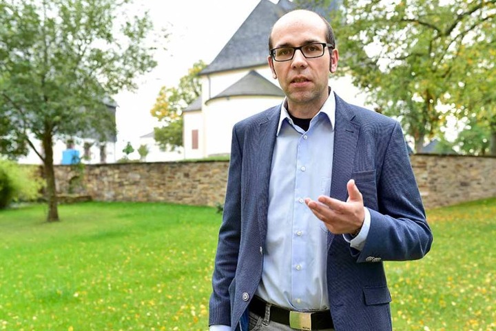 Pfarrer Christian Schubert (34).