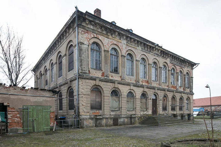 Schon von Außen bietet das Haus keinen schönen Anblick mehr.
