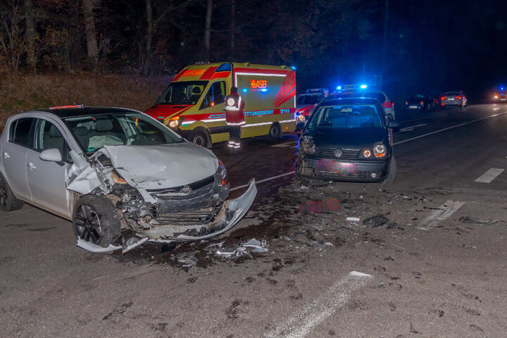 Zwei Autos sind zusammengeprallt.
