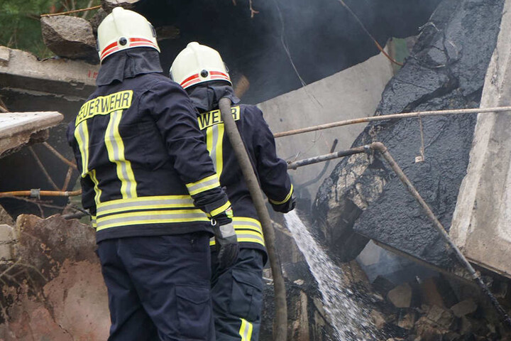 Die Kameraden der Feuerwehr mussten zweimal zu der explodierten Baracke
ausrücken.