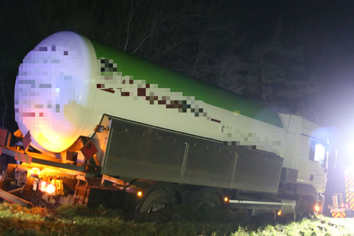 Mit Seilen wurde der Transporter gehalten, bis er wieder auf die Straße gehoben werden konnte.