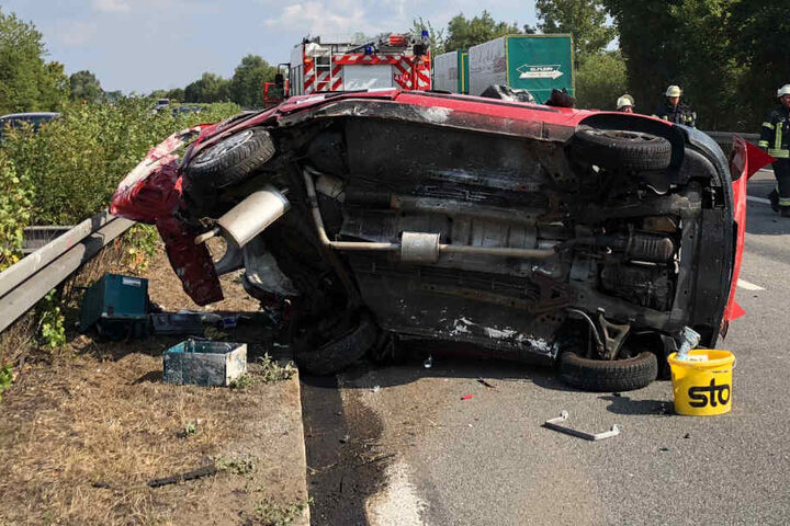 Eines der Unfallfahrzeuge blieb nach dem schweren Crash auf der Fahrerseite liegen.
