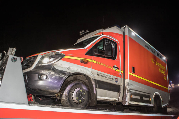 Die Spuren des Unfalls waren an dem Wagen deutlich zu erkennen.