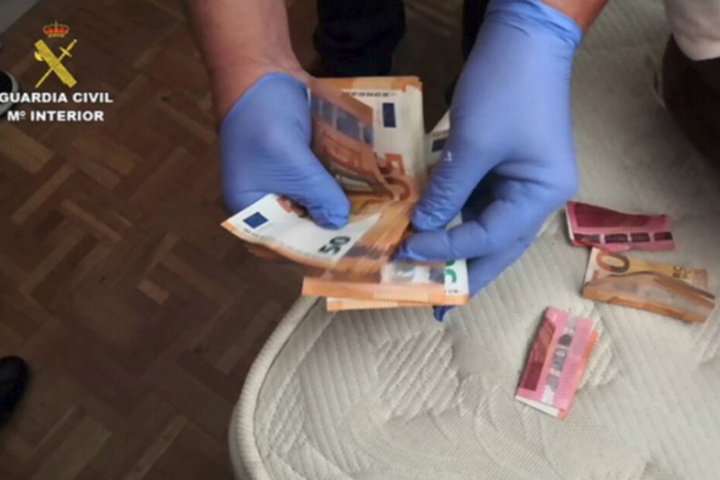 Auch eine größere Summe Bargeld wurde sichergestellt.