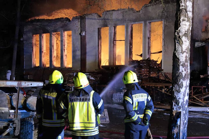 Die Feuerwehr ließ das Gebäude kontrolliert niederbrennen.