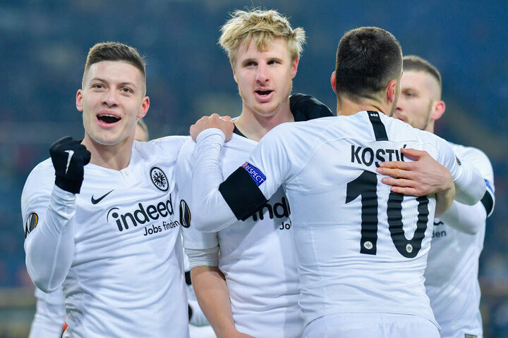 Frankfurts Torschütze Martin Hinteregger (M) jubelt mit Frankfurts Luka Jovic (l) und Frankfurts Filip Kostic über das Tor zum 0:1.