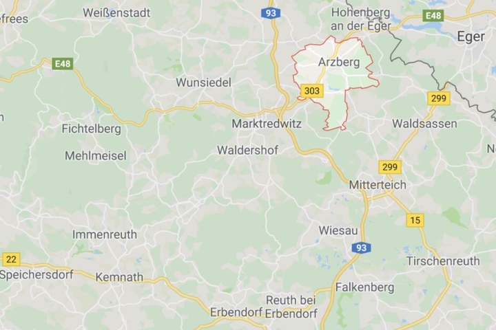 Im oberfränkischen Arzberg kam ein Mann auf eine ungewöhnliche Methode eine Deckenlampe abzuhängen.
