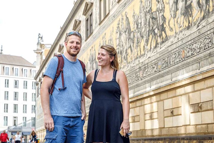 Harry Haywood (38) und Julia Haigh (33) aus Soltau kamen von Prag aus mit dem Rad nach Dresden.