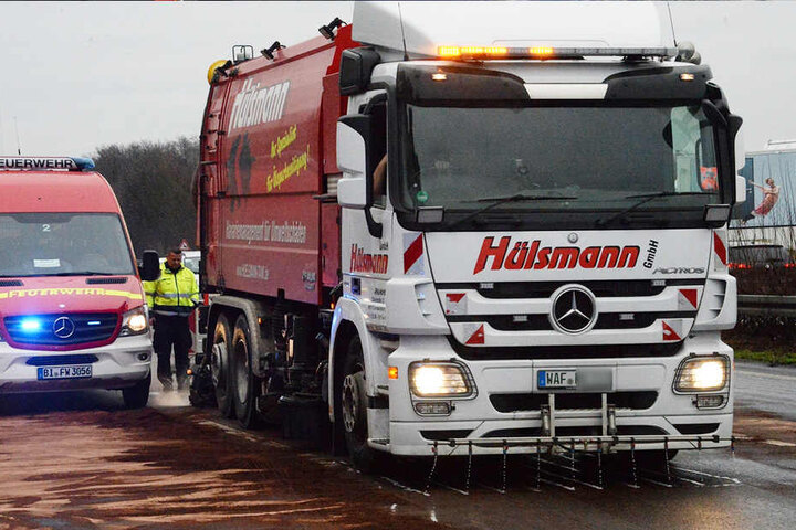 Mittels diesen Trucks wurde die Autobahn gereinigt.