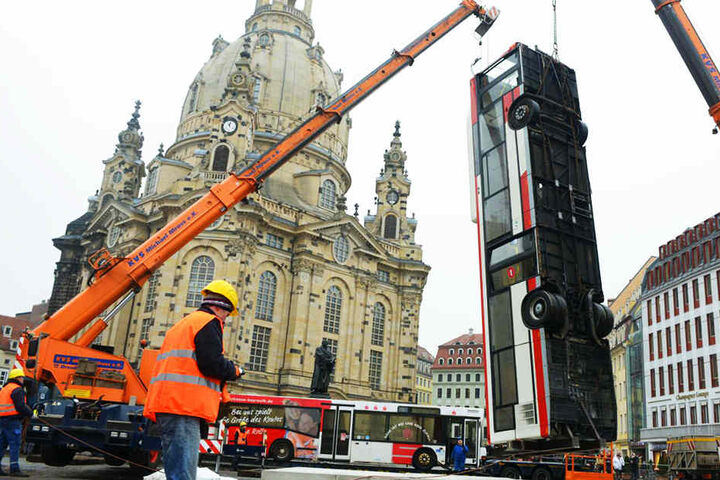 Das Kunstwerk wird statisch eine Herausforderung. Denn schließlich dürfen die Busse nicht umkippen.