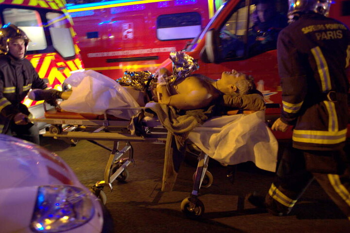 Ein Opfer der Terroranschläge von Paris auf einer Trage vor dem Bataclan Theater in Paris (Frankreich) am 13.11.2015.