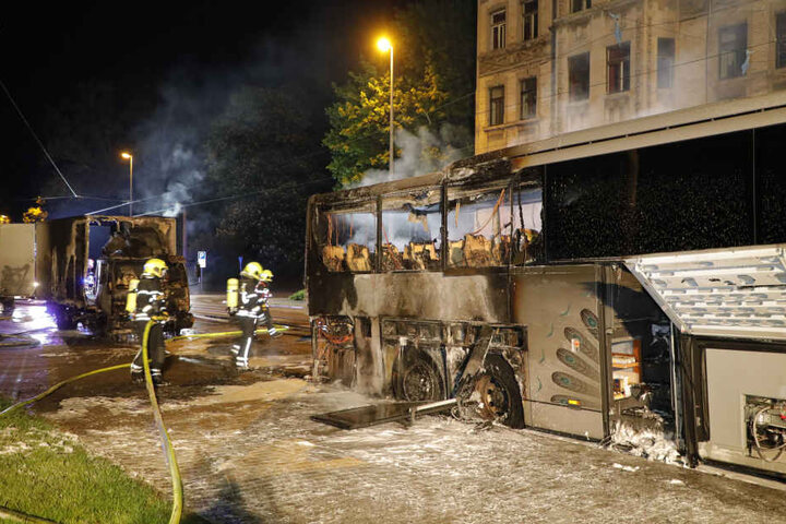 Auch ein Lkw hinter dem Bus fing Feuer.