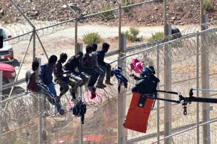 Beim Ansturm seien am frühen Morgen vier spanische Grenzpolizisten sowie ein Migrant verletzt worden.