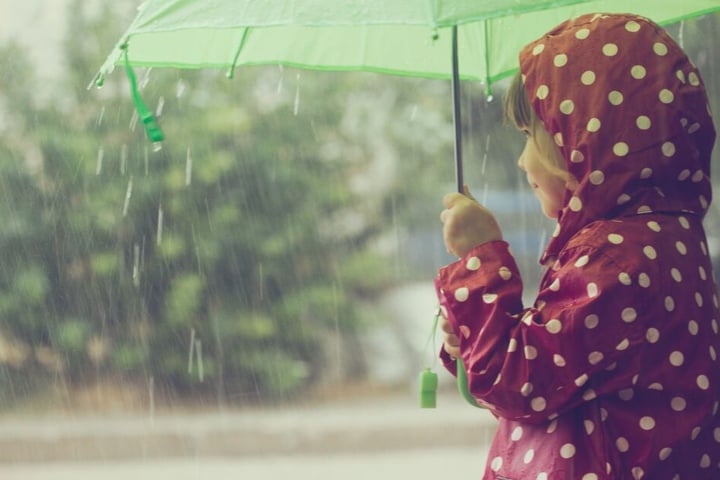 Ihr solltet am Wochenende nur mit einem Regenschirm vor die Tür gehen.