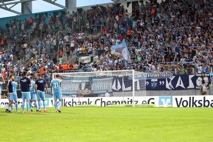 Vor über 11.000 Zuschauern verloren die Himmelblauen gegen Aalen.