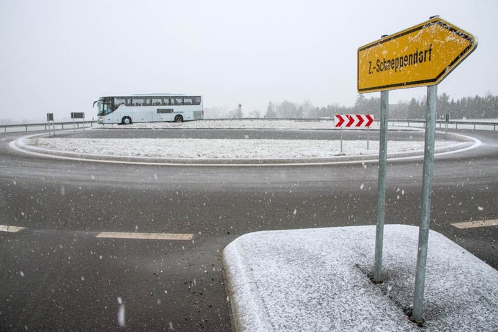 Der Kreisverkehr ist noch nicht in den Navi-Systemen verzeichnet, deshalb fahren viele Brummi-Fahrer Richtung Schneppendorf ab. Da wird's aber mächtig eng.