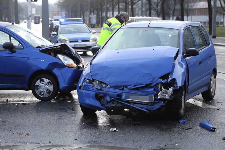 Duiese Kleinwagen krachten wegen des Opels zusammen!