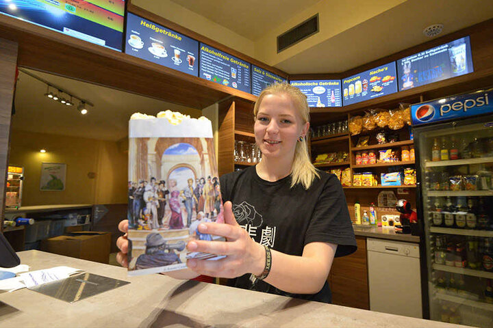 Popcorn? Rica Händel (19) nimmt die Kinogäste in Empfang.