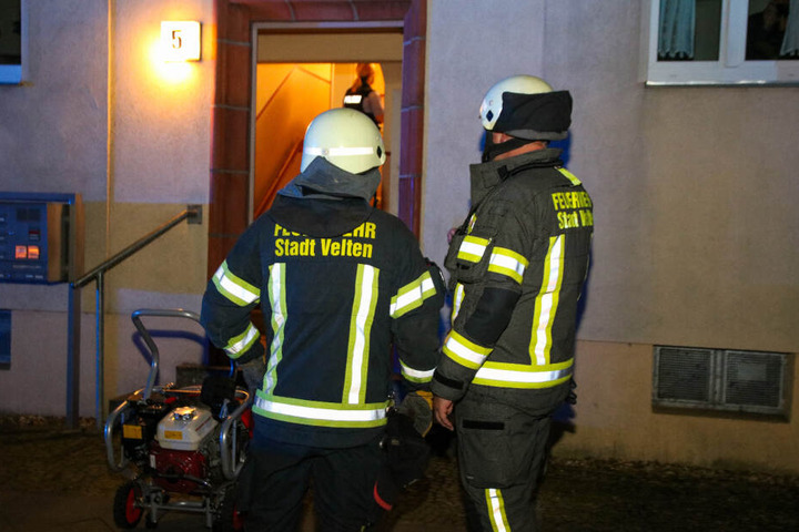 Einsatzkräfte der Feuerwehr Velten sind vor Ort.