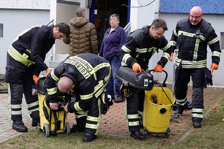 24. November 2018: Feuerwehrleute sind im Einsatz, um die Überschwemmung in der Wohnung in den Griff zu bekommen.