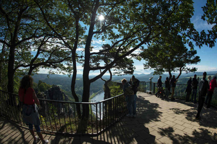 Blick auf die Elbe von einer Aussichtsplattform der Bastei im Nationalpark Sächsische Schweiz, aufgenommen bei Rathen.