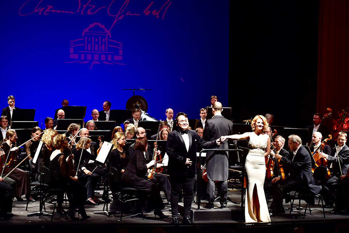 Moderatorin Katrin Weber führte durch das Gala-Programm, Sopranistin Silvia Micu (F.) gehörte zu den Solokünstlern des Abends.