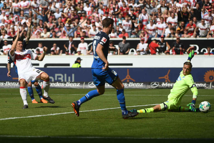 Tor! Mario Gomez (l.) trifft für den VfB Stuttgart in der Partie gegen die TSG 1899 Hoffenheim. Keeper Oliver Baumann (r.) und Havard Nordtveit haben keine Abwehrchance.
