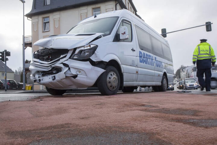 Der Kleinbus war frontal in den Renault gefahren.