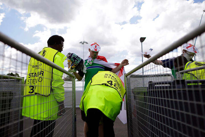 Die mutmaßlichen Islamisten führten auch Sicherheits-Checks in den Stadien durch. (Symbolbild)