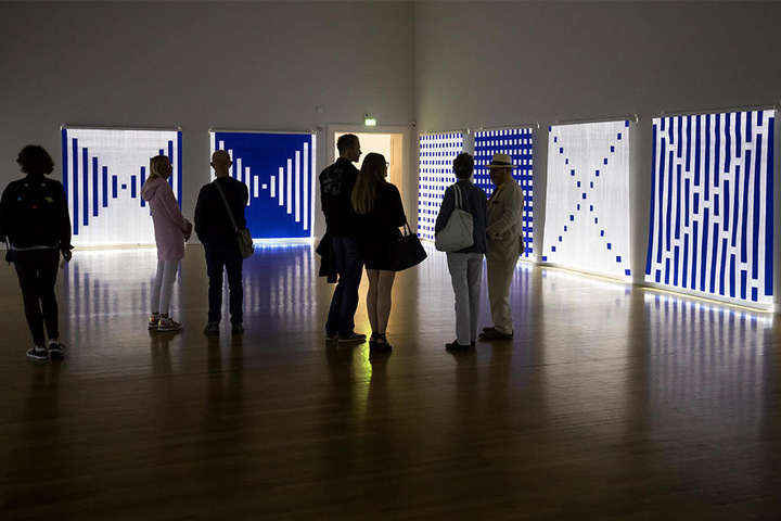 Daniel Buren brachte den Lulatsch des HKW Nord zum Leuchten. Was der Künstler noch so macht, zeigen die Kunstsammlungen.