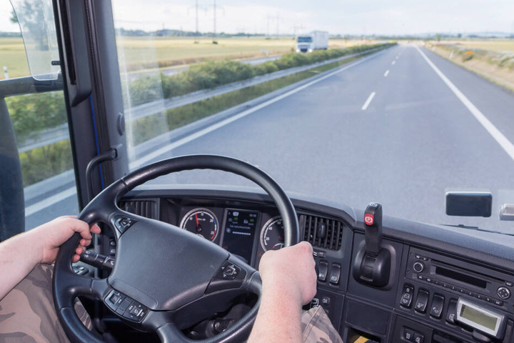 Erst als er seine Fahrt fortsetzen wollte, erkannte der Lkw-Fahrer den entstandenen Schaden. (Symbolbild)
