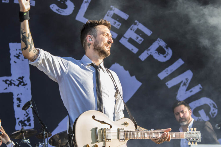Ebenso wie Frank Turner am Sonntag. Der Engländer überzeugte mit Charme und einer gehörigen Portion Punk-Attitüde.