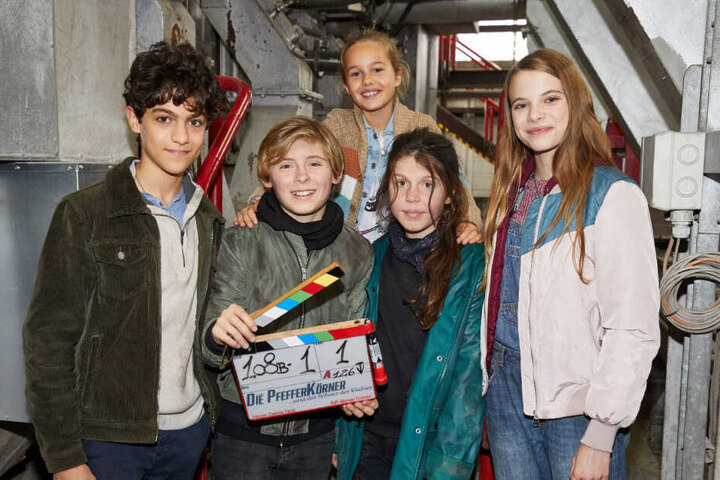 Das sind die jungen Hobby-Detektive: Caspar (von links nach rechts), Leander, Charlotte, Linda und Emilia